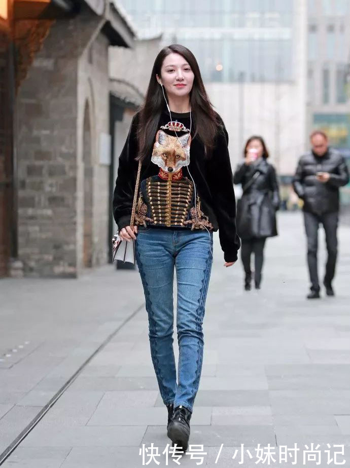 丝绒卫衣外套+蓝色牛仔裤搭配,经典时尚的穿搭方式,简单有气质