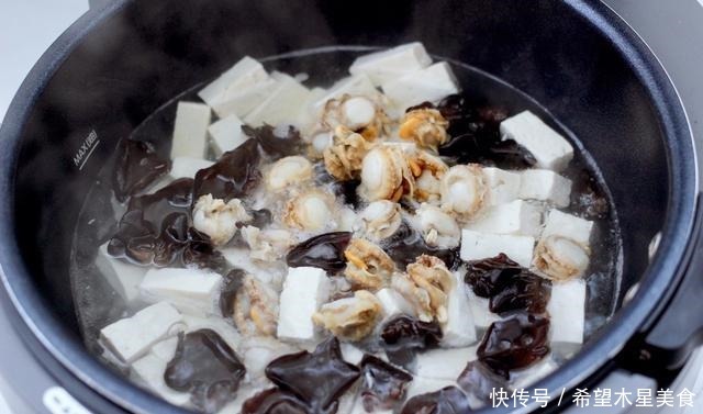扇贝肉|冬天就爱这一锅,海鲜木耳豆腐羹,鲜香清淡又营养,常吃吃不够