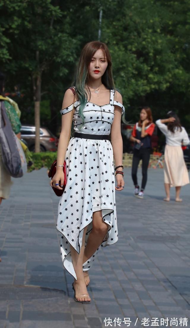 小姐姐|街拍美女:白色吊带裙子,美丽的姿态令人羡慕