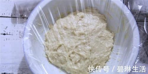 烤盘|懒人面包做法，不用揉面，更不用揉出膜，面包一样柔软拉丝