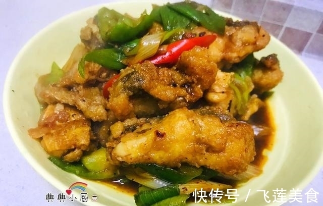 家常红烧鱼,炸出来酥脆,红烧起来不松散!