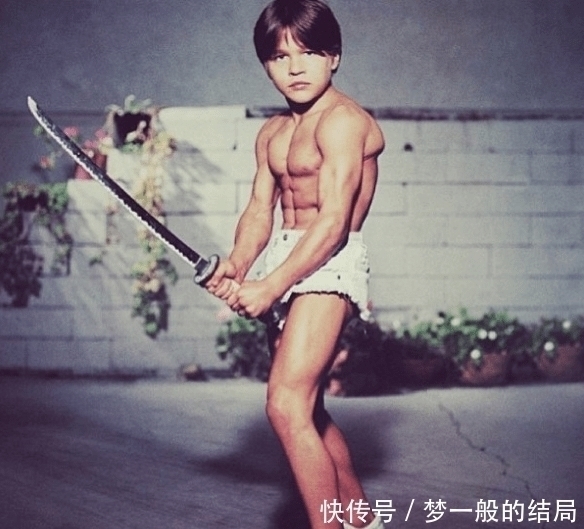 踢腿|世界上最强壮男孩,每天600个俯卧撑,长大后肌肉男变成胖小子