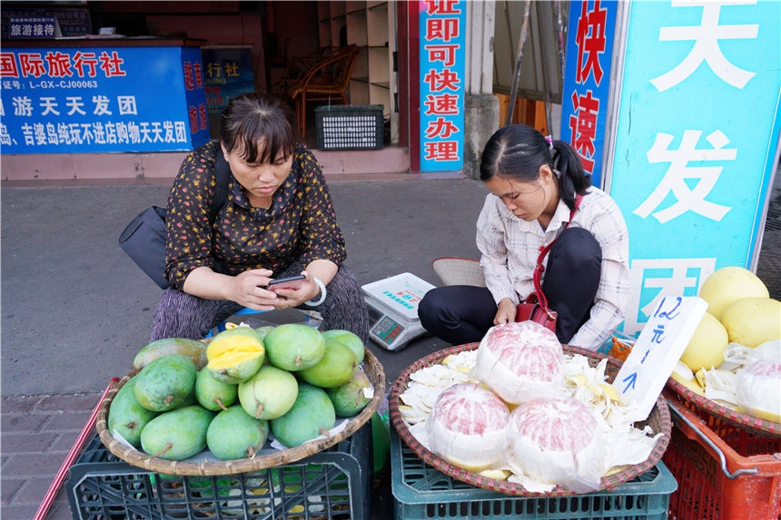中越边境奇遇记，越南妹子每天都要出国，来看看她们都在买什么？