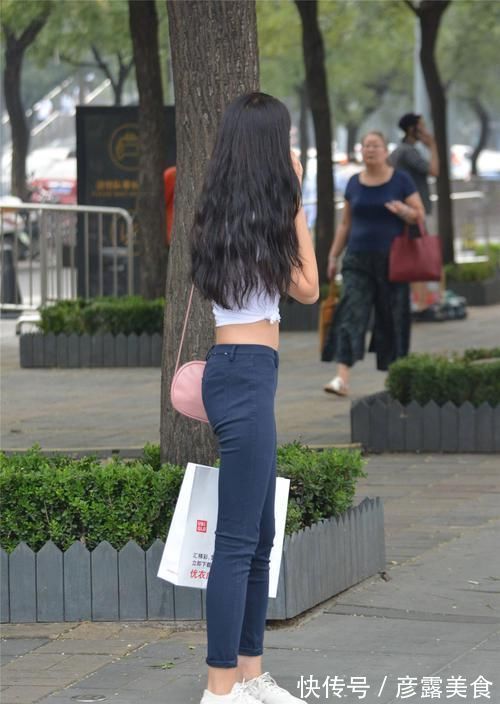 姑娘 紧身牛仔裤搭配运动鞋,苗条身材姑娘,穿出青春靓丽气息