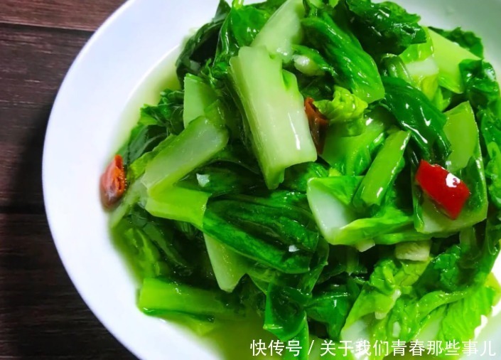 绿叶蔬菜|炒青菜总是发黄发黑?学会3个技巧,青菜又绿又嫩,不变色不出水