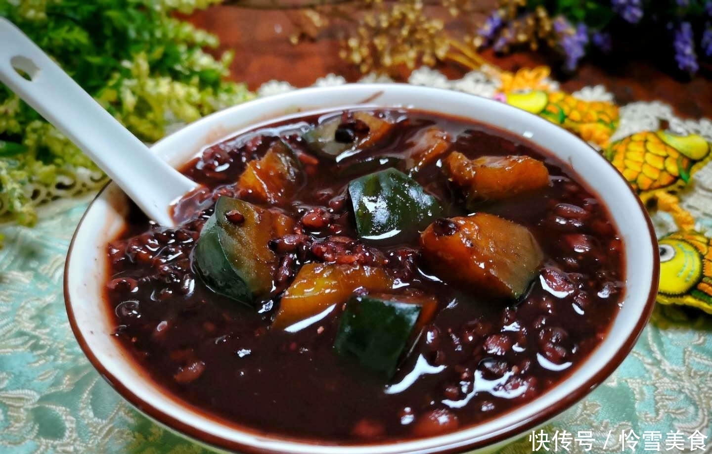 夏季这“粥”要常喝,每天一碗,安神补血又美颜,头发乌黑显年轻