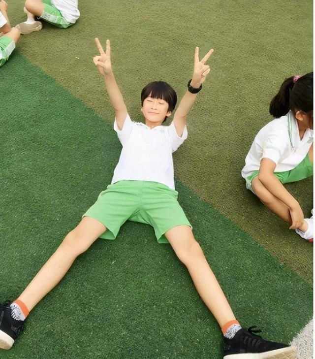 长高|孩子腿部有2个特点,是大长腿的“特征”,长得晚也能后来居上