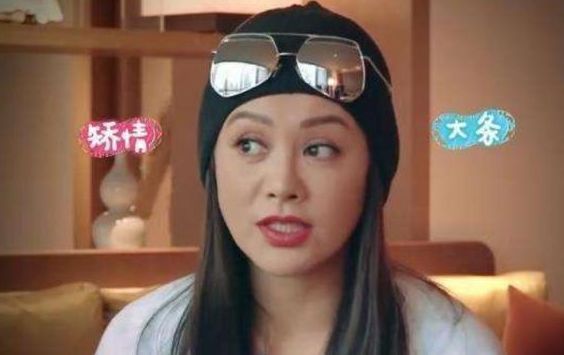 宁静当年蹲在张国立脚边说话,表情谄媚,一旁的章子怡满脸不屑