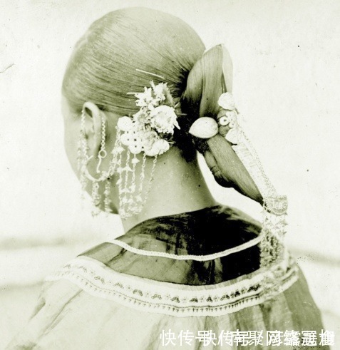 发胶|老照片:清朝女子没有发胶,怎么固定这么奇特的头发