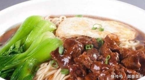 餐馆吃饭|男子饭店用餐,结账时被服务员“一句话”惹怒,怒点36碗面条