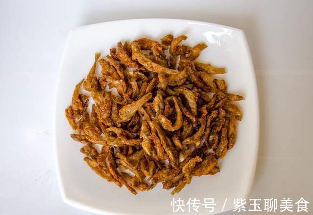 油炸小鱼用淀粉还是面粉分享正确的调面糊方法，酥脆好吃不回软