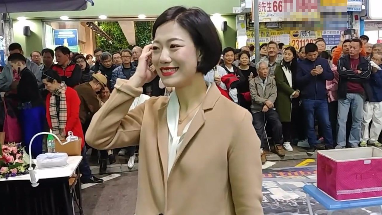 尼格买提|她是《星光大道》最惨冠军,曾在春晚压轴,如今却在街头卖唱?