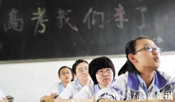 同学群|女儿被清华录取,母亲将录取通知书晒到同学群,随后被班长踢出群