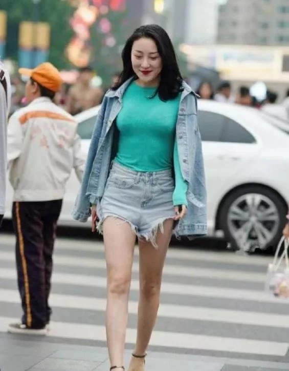 街拍:身材高挑小姐姐,背心搭配牛仔热裤,尽展纤细大长腿