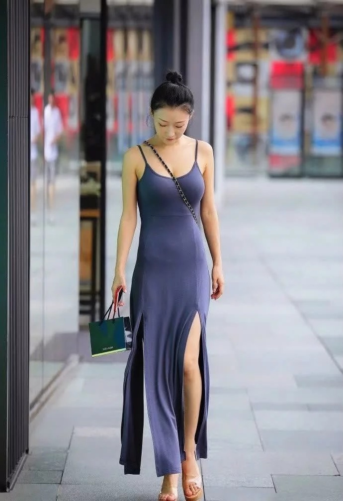 温婉|街拍:小姐姐紧身穿搭,身姿曼妙,温婉可人