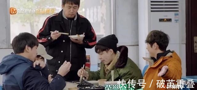 泡面|《向往5》五人吃三份盒饭太惨了,张艺兴带的五斤牛肉成救命稻草