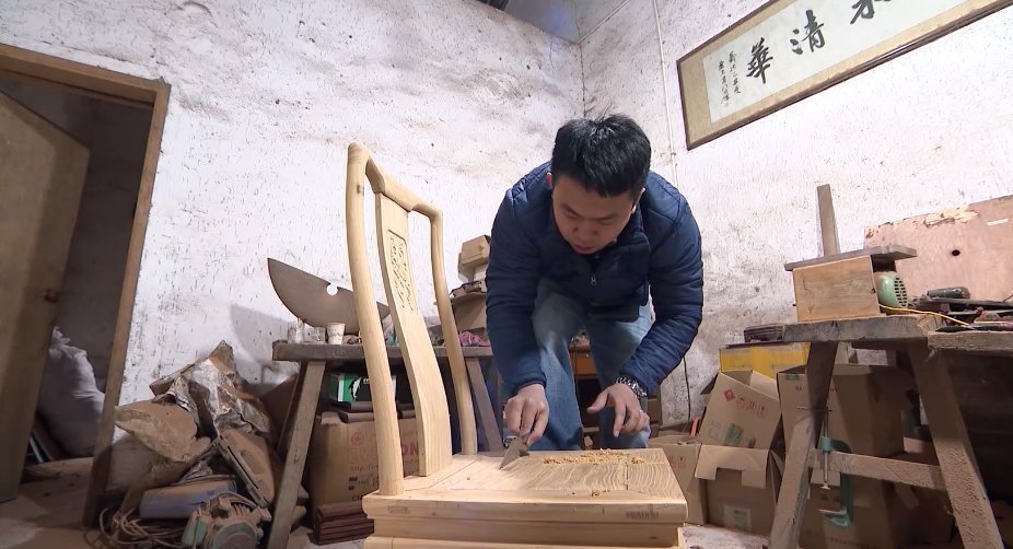 浙江大学城市学院!为了让更多人感受中国木艺精粹 90后小伙从父亲手中接过接力棒