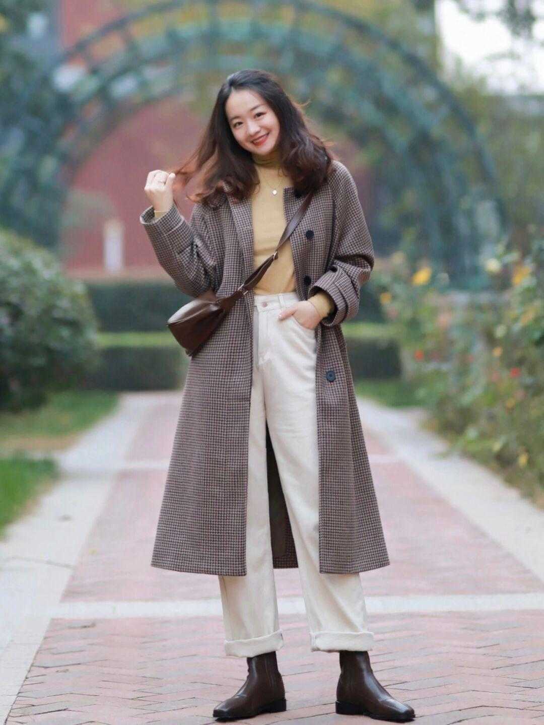 大衣 中年女性别乱穿衣,用大衣搭配这几件下装,精致显瘦又减龄