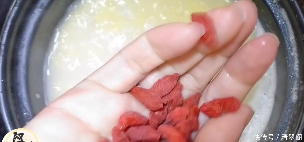 天冷的时候来碗小米粥暖暖胃,这样熬的米汤粘稠美味营养不流失