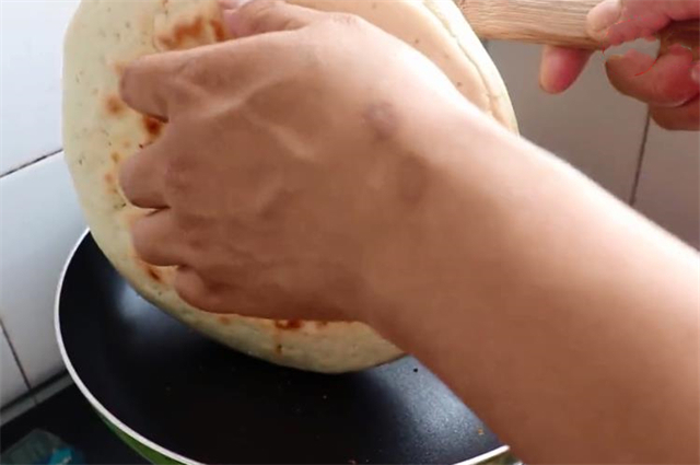 锅盔|教你做陕西特有的风味小吃锅盔馍,又圆又厚又好吃,实在太香了