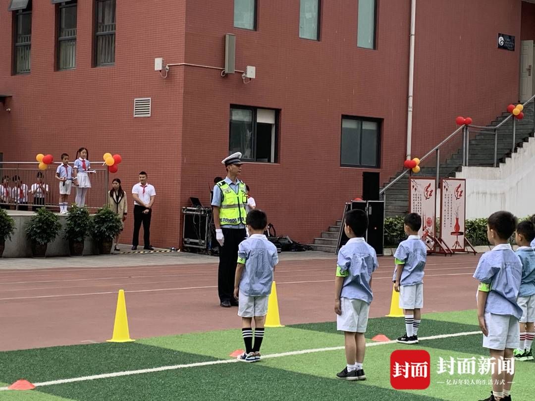 成都交警三分局|萌娃和交警联动 快来这场交通安全教育课学“新手势”