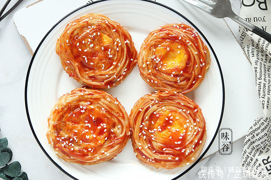 早餐面条的新做法,做成早餐饼,孩子连吃好几个,10分钟就搞定