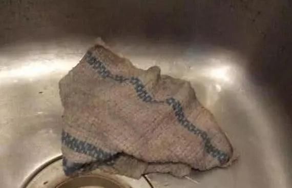 婆婆|厨房的抹布“油腻腻”向婆婆讨教一招,扔水里泡,再脏也能干净