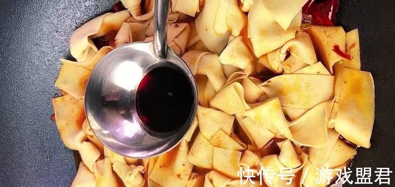 韭菜烧豆腐皮,微辣咸香软嫩适口,素菜吃着比肉还香