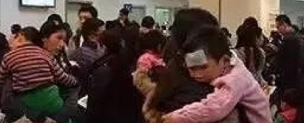 医院|孩子高烧医院排队400号,医生只顾打私人电话,网友:自作自受