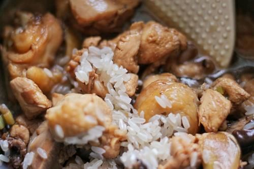 回家吃饭|一人食，1口锅轻松做好，鲜香滑嫩的香菇鸡肉饭，太简单了