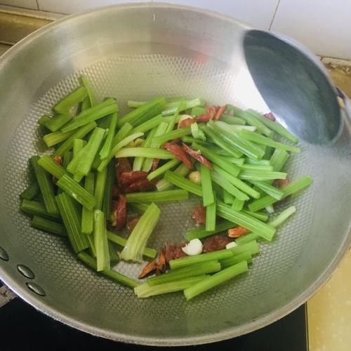 广式腊肠炒芹菜,简单美味的快手菜