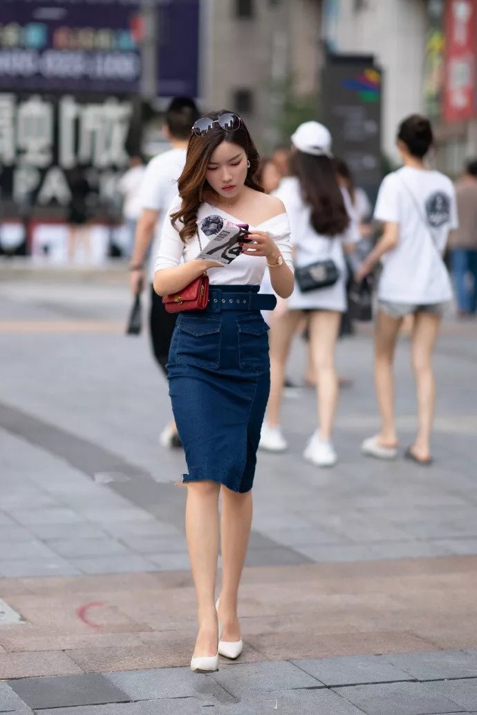 玫瑰花|街拍：美丽的女生搭配上高跟鞋，让自己看上去犹如玫瑰花般的美丽