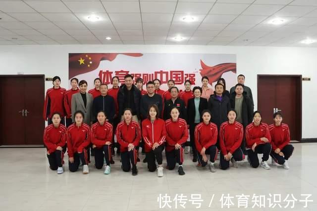 龚翔宇|蔡斌上任中国女排主教练,江苏女排举行壮行会,龚翔宇给恩师送花