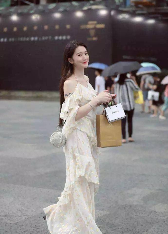 尖头高跟鞋 美女脚上一双粉红色的尖头高跟鞋,让她显得年轻又充满着魅力