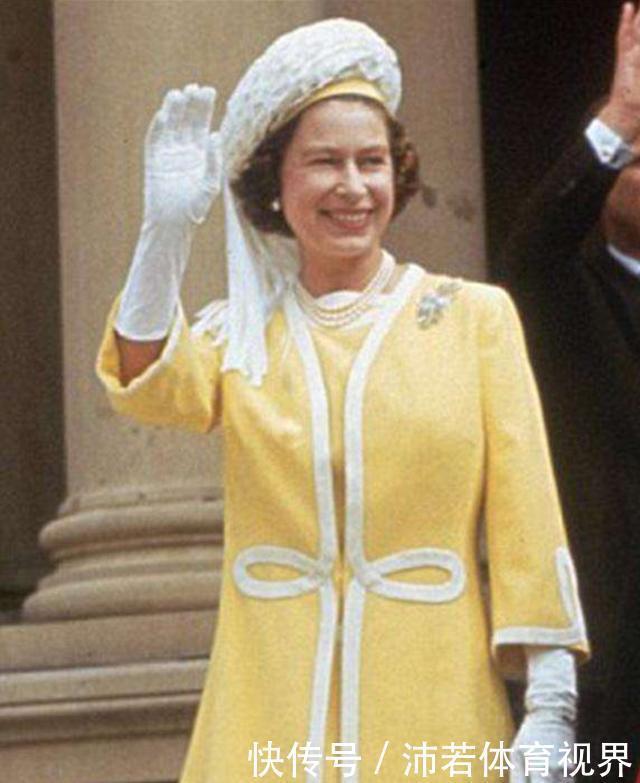 一条项链戴了76年,94岁英女王为你示范,珍珠项链这样戴才最优雅