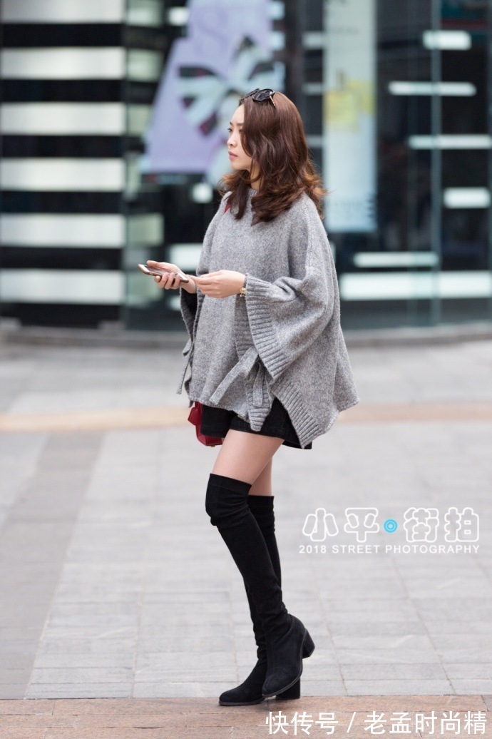 街拍 重庆街拍,皮衣与牛仔裤搭配一字高跟鞋,魅力与时尚并存!