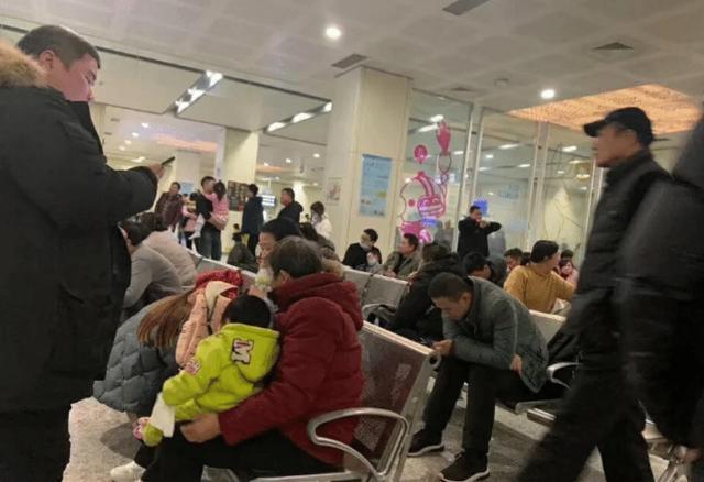 就诊|孩子发烧去医院,排队排到800多号,曾经家长的冲动换来儿科无人