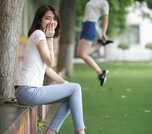 紧身|美女穿搭:时尚紧身的牛仔裤,潮流的最前沿,展现无法抗拒的美丽