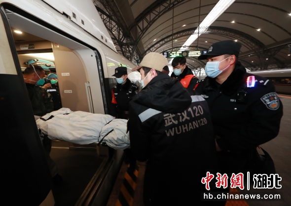 工作人员|湖北武汉：多方携手紧急转运病患