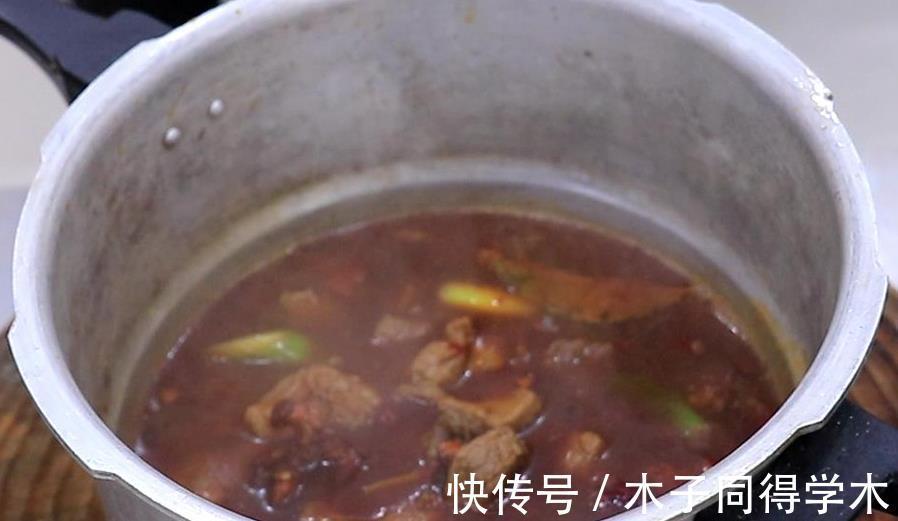 甜面酱|酱牛肉烧土豆好吃有诀窍,学会这个做法,肉嫩筋软,酱香浓郁
