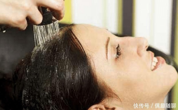 梳子|头发洗完隔天油?内行人:洗头时不仔细这4点,干性发质也易油!
