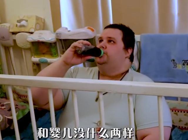 成年|美国33岁“成年巨婴”,天天吃奶嘴穿纸尿裤,吃饭还要喂睡觉靠哄