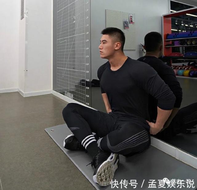 阳光帅气|183cm筋肉大学生酷爱穿灰裤子,这身材太上头了