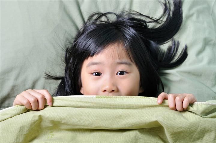 入睡|一家四口睡姿照火了,父母熟睡秀恩爱,两个孩子只好“抱团取暖”