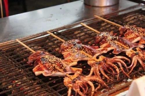 鱿鱼|男子切开巨型鱿鱼，发现透明“塑料管”，瞬间愣住了！