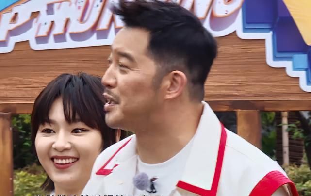 李沁参加《跑男》,趁大笑时导演将镜头怼脸,真实颜值一览无余