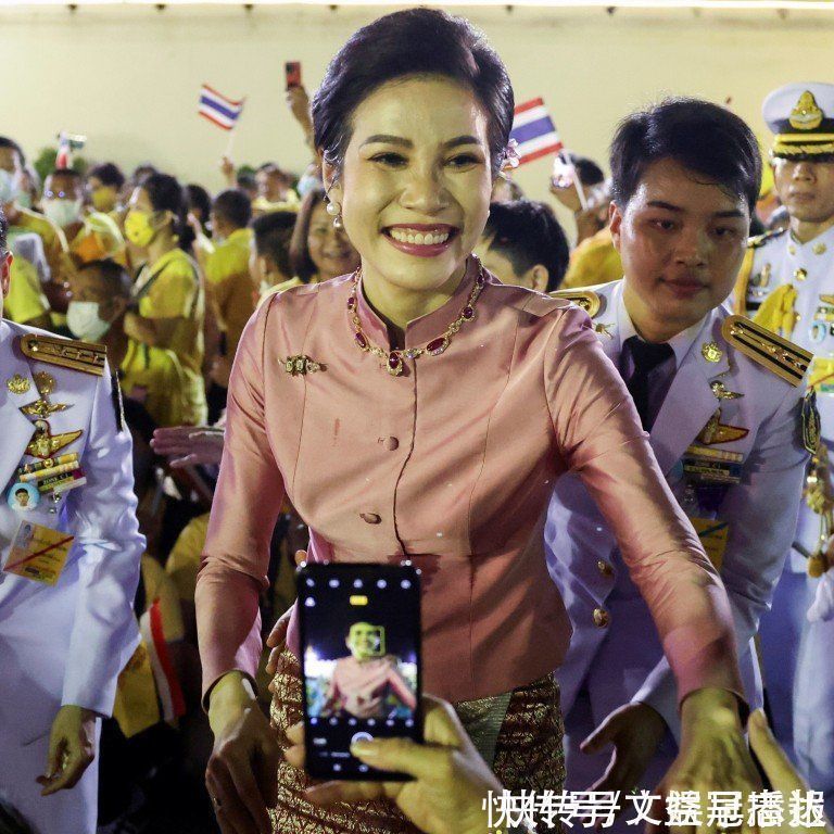 诗妮娜|泰王四口齐亮相真高调!诗妮娜裹红衣好嘚瑟,拉拢15岁王子心机重