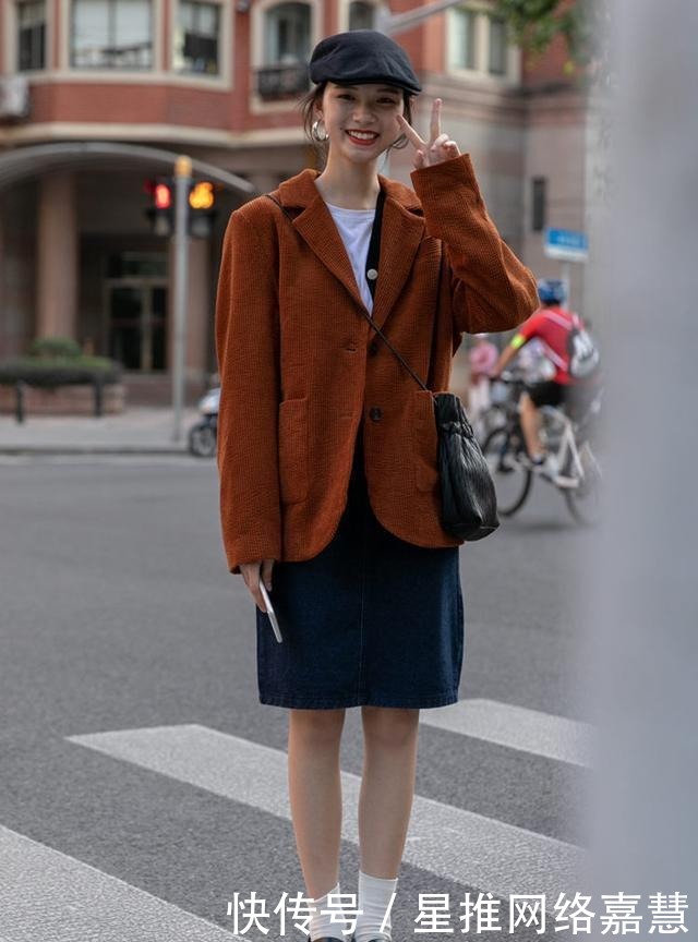 西装外套火了一年,最近流行的是“灯芯绒”西装,时髦保暖又气质