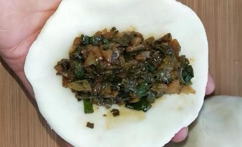 入春后，大鱼大肉没吃它过瘾，蒸一下出锅，外皮筋道馅鲜香，美味