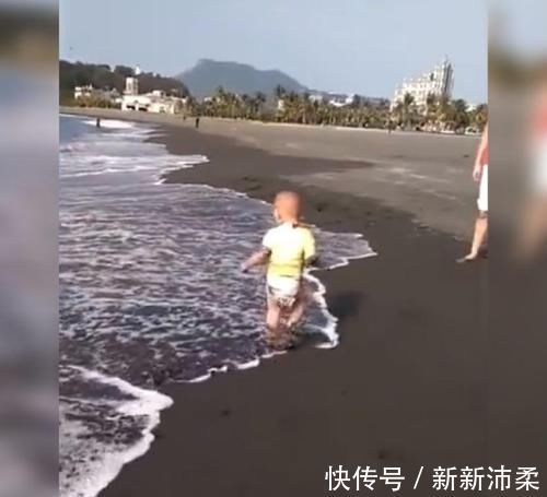 宝妈|“尿不湿”届大佬在海边玩耍火了,网友:这一坐是要吸干整个大海